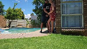 Upskirt al aire libre con esposa del vecino.