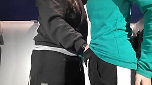 Intenzív leszbikus szex idegennel a vonatfülkében