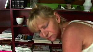 Smärt gammelmormor knullar ung kille hårt