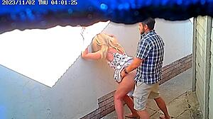 Couple audacieux surpris en train de baiser en public