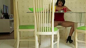 Padrasto Filma Enteada Almocando Sem Calcinha