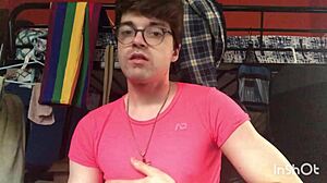 Niko Springs dráždí obrovským pérem v sólovém gay striptýzu