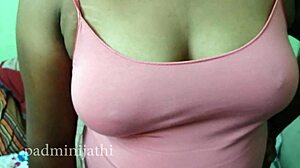 فتاة دعارة تغري بمؤخرة منحنية لا تقاوم