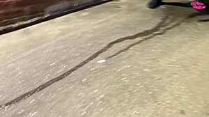 Klasyczna brudna sikanka na zewnątrz w mokrej gładkiej akcji