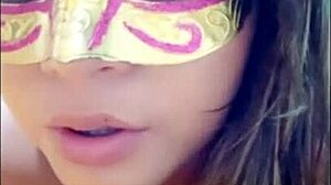 Nevlastný otec priznáva temné túžby počas intenzívneho rozhovoru s nevlastnou dcérou.