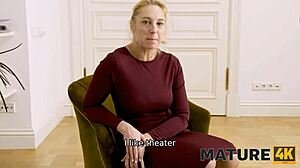 Érett szőke dugja a főnök vad irodai szexben!