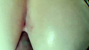 Stepsiskojen iso perse ja tiukka pillu käsittelevät isoa kyrpää kotona!