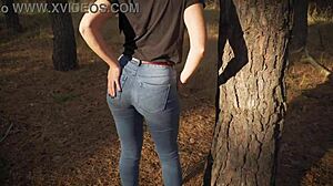 Gorąca Milf, jak drażnisz tym niesamowitym tyłkiem w ciasnych dżinsach?