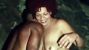 Tvegano javno plažno seksanje, skoraj ujeti s strani policajev