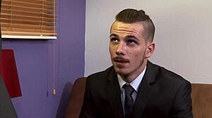 Αναπηδάω στο σκληρό καυλί του αφεντικού στο γραφείο