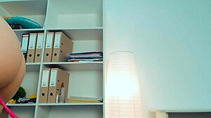 Kurva Mengagumkan pada Pelacur Cantik di Kostum Cosplay Onani di Webcam