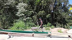 Εργαζόμενοι ξενοδοχείου ξεσπούν σε τρελό διαφυλετικό όργιο