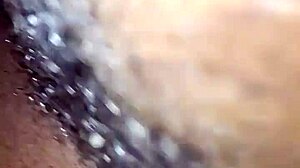 Byxlös kvinna med stor röv och hårig fitta blir våt och sexig på sängen med svart muff och kurvig kropp