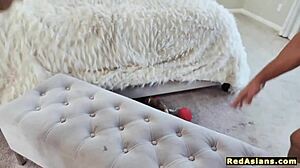 ステップダッドが私の秘密を見つけて、沈黙と引き換えにワイルドなセックス取引 😳