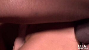 İtaatkar Sarışın Lara Onyx, Zincirlerle Çift Penetrasyon Yaşıyor