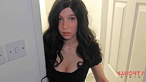 Ujel sem zaobljeno mačeho mojega prijatelja golo v kopalnici, modre oči so me gledale