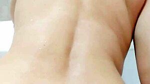 可愛い日本人ティーン18+がモーテルのバスタブでツワークして尻見せ！ 😍🍑