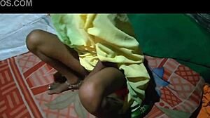 Bhabhi tânjește după doggy sălbatic și joacă anală în hindi