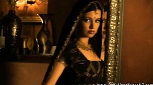 Danseuses du ventre se déshabillent sensuellement, taquinant un pur désir