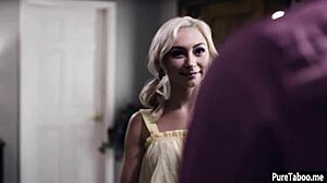 Irritert milf kone dykker inn i vill utro trekant sex