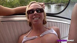Aileyi sikişmek - Sıcak üvey kız kardeşler tekne üzerinde lezbiyen üçlü