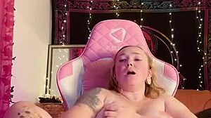 Brincadeira com xota e cuspe nos peitos com boquete de dildo em ação fetiche molhada