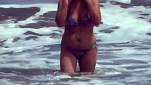 兴奋的拉丁美女在酒店自慰并射出大量精液