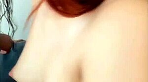 开心朋友们 😏 用大屁股和大奶自慰