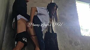 Obcy kierowca trójkołowego roweru rżnie mnie głęboko w opuszczonym domu