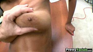 Svart tjej 18+ får facial cumshot