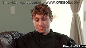 Mec dans le placard baise son instructeur de cuisine