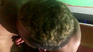 哇，这个18岁男同有根巨大的22厘米鸡巴！