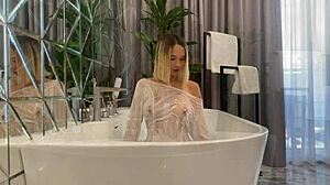 Η σκύλα της τουαλέτας καταπίνει και καβαλάει το μικρό κώλο της στο τεράστιο καυλί σκληρά