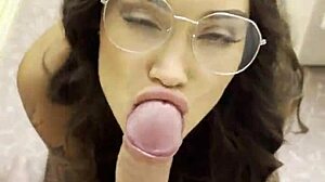 Sekreterare Monika Fox ger slarvig avsugning till chefen på hotellrummet. Hon tar en kladdig ansiktsbehandling!