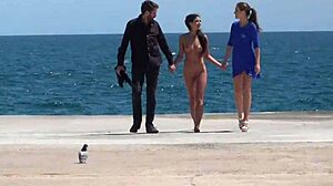 Liten spansk slav utsätts för offentlig dominans utomhus