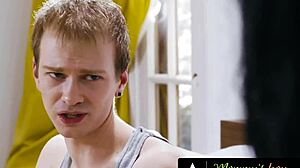 Mommys Boy - Zahanbený obdařený teen chycen při masturbaci horkou nevlastní mámou