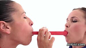 Geile lesbische meiden fisten natte kutten en gapende konten hard. 😈 Hun gaten rekken wijd in deze fisting sessie