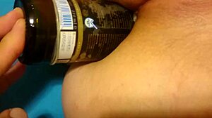 Milf manželka strká fľašu hlboko do riti pre extrémnu análovú hru