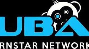 שלישייה בין גזעית מתחממת במטבח עם זיין חם