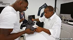 このビッグブラックチンポをタイトアジア尻にフィットさせる