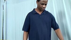 Chcesz zobaczyć jak rozwija się jej pierwsza brutalna międzyrasowa lekcja fetyszu?