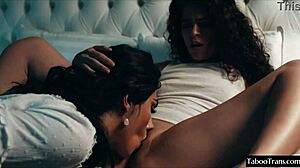 Frumoasă shemale se bucură de moment intim cu femeie