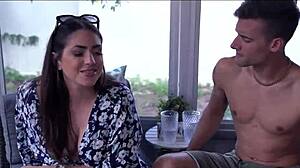 Üvey Anne Valentina Bellucci, İçine Bir Creampie Daha İçin Yalvarıyor