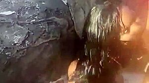 Bela India enlouquece com bukkake gangbang massivo na praia de Abrico