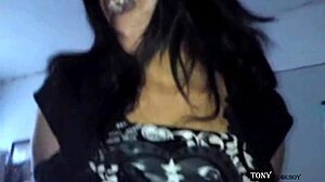 Latina kričí pri tvrdém jazdení v bolestivej análnej pomste! Ups, zlý otvor, ale pokračuje!