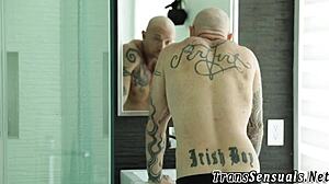 شي ميل تأكل كس متحول في مشهد فتيش إيروتيكي 😏