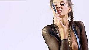 Marusya Mechta: Ateşli Jimnastikçi Esnek Çıplak Hareketlerini Sergiliyor