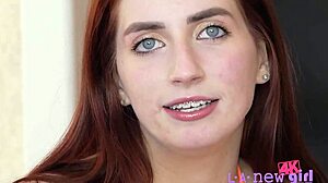 Estrela pornô morena compartilha momentos íntimos em entrevista no sofá.