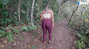 Im Wald trainieren, Fremden für intimen Treffen treffen.