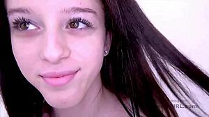 哇，新来的美丽棕发女孩喜欢拍摄热辣性爱视频！